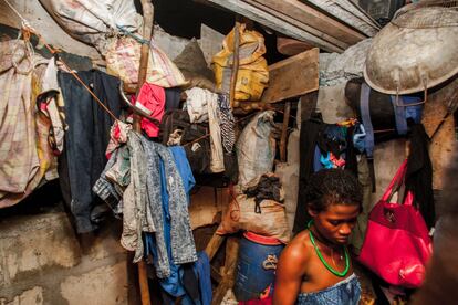 Una parte del techo de la chabola de Mabella, Freetown, donde viven y trabajan 13 menores prostitutas. 