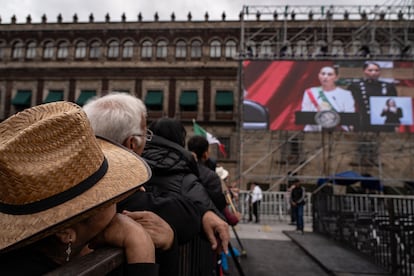 Seguidores de la presidenta electa miran este martes la ceremonia de entrega del bastón de mando desde la explanada del Zócalo capitalino.