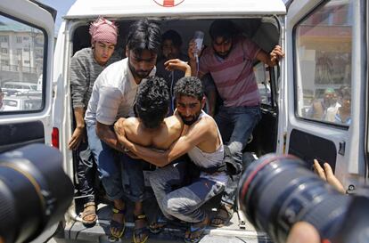Un grupo de personas traslada desde una ambulancia a un joven herido para ser atendido en un hospital local en Srinagar, la capital estival de la Cachemira india (India).