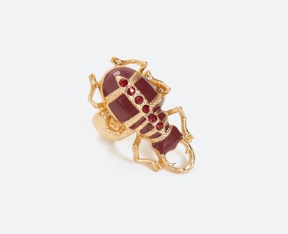 Este anillo de Uterqüe se inspira en el clásico escarabajo egipcio. Sus colores se inspiran también en el arte antiguo y lo mejor es que su diseño elástico se adapta al dedo que quieras, sea cual sea tu talla. Tiene un precio de 39 euros.