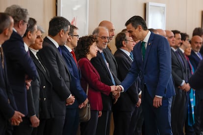 El presidente del Gobierno, Pedro Sánchez, saluda a los embajadores españoles este martes en el Ministerio de Exteriores en Madrid.
