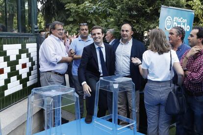 Pablo Casado, rodeado de seguidores en el acto final de campaña para liderar el PP.