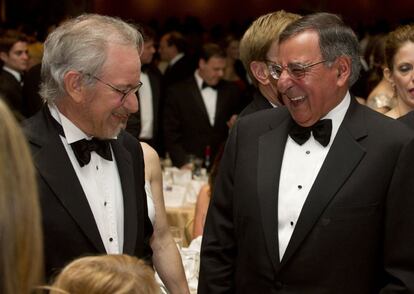 La cena dio pie a extraños compañeros de mesa como el secretario de Defensa, Leon Panetta y el cineasta Steven Spielberg.