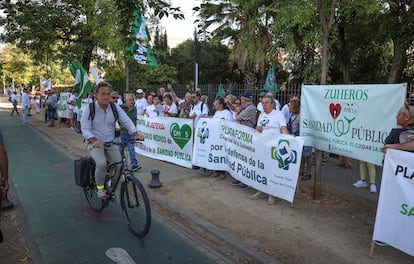 Sevilla 02/09/25 Marea Blanca presenta una ILP secundada con más de 50.000 firmas para blindar la sanidad pública.
foto. ALEJANDRO RUESGA