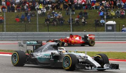 El Mercedes de Hamilton por delante del Ferrari de Vettel, durante el GP de Austin.