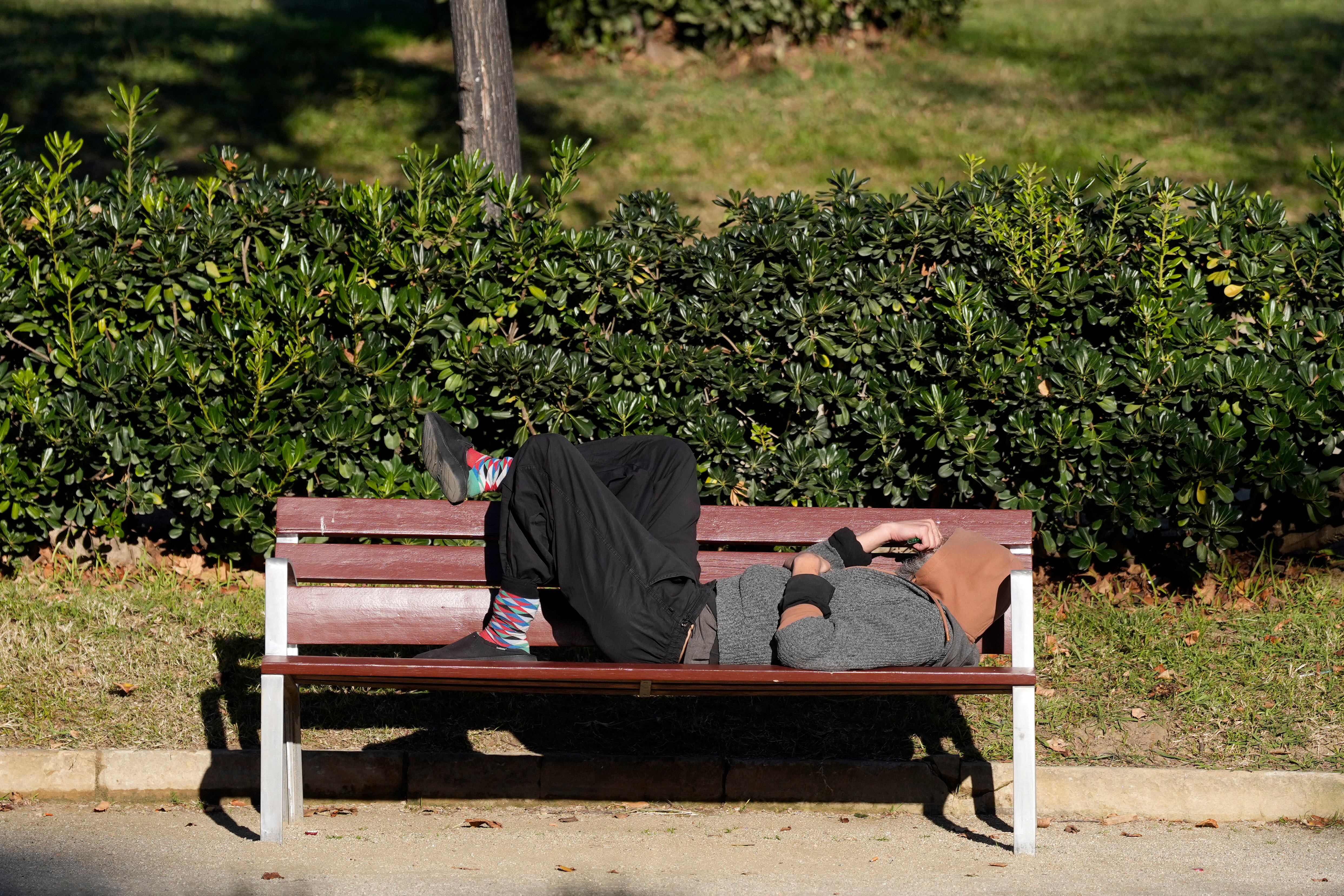 Una persona sin hogar en un parque de Barcelona este jueves.