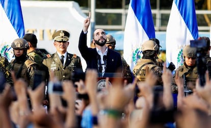 Nayib Bukele junto a sus seguidores y el Ejército