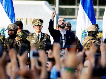 Nayib Bukele com seus seguidores e militares, no domingo, em San Salvador.