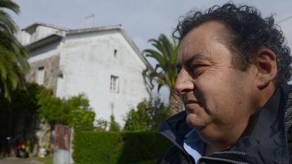 &Aacute;lvaro Corral, uno de los vecinos afectados por las expropiaciones, con su casa al fondo.