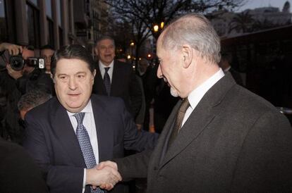 El presidente de Bankia, Rodrigo Rato (derecha), saluda a José Luis Olivas, presidente de Bancaja, el pasado miércoles en Valencia.