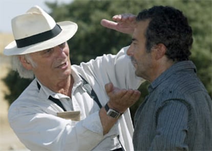 El director Carlos Saura, a la izquierda, dirige a Juan Diego durante el rodaje de <i>El séptimo día</i>.
