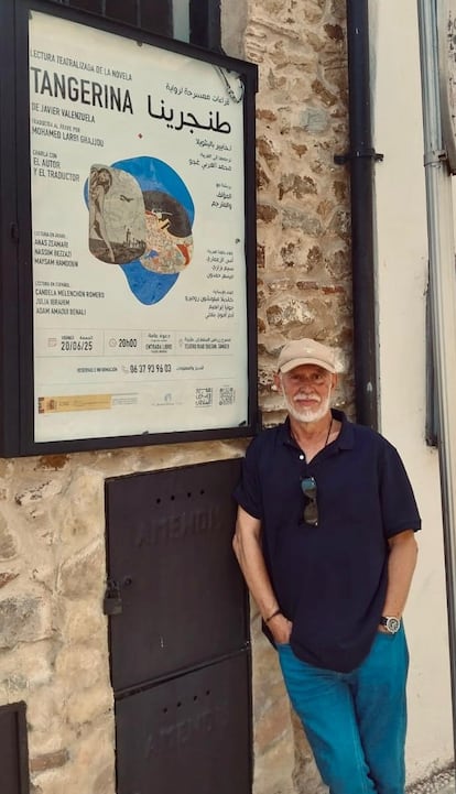 El periodista y escritor Javier Valenzuela ante el teatro Riad Sultán de Tánger. Donde se presentó el viernes una dramatización con textos de su novela Tangerina.