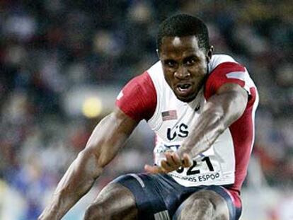 Dwight Phillips, durante el salto con el que ganó el oro.