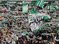 Aficionados béticos animan a su equipo durante el entrenamiento celebrado este sábado en el estadio de La Cartuja antes del derbi.