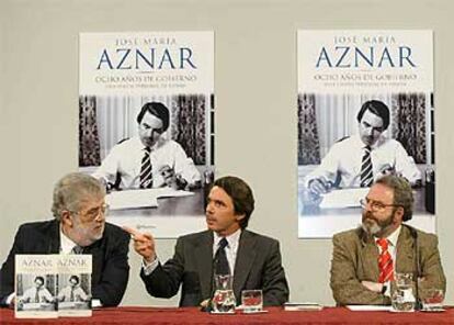 Aznar, flanqueado por Lara y Juaristi, en la presentación del libro del ex presidente.