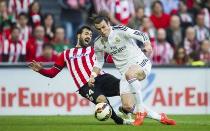 Gareth Bale disputa el bal&oacute;n a Balenziaga