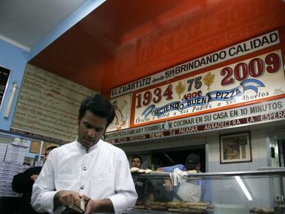 La barra de la pizzería El Cuartito.