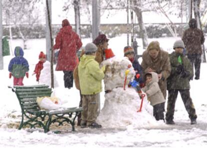 Muchos de los escolares de Logroño han disfrutado de la nieve en los parques de la capital. En los alrededores, hay algunos pueblos incomunicados, sobre todo en la sierra. Varios servicios regulares de autobuses han tenido que ser suspendidos y tanto desde el Gobierno riojano como desde Tráfico se recomienda no circular por las carreteras si no
es absolutamente imprescindible.