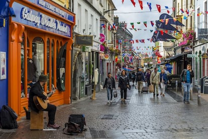 Esta bohemia ciudad de la costa occidental de Irlanda es una de las más animadas del país. En 2020 será <a href="https://galway2020.ie/en/" target="_blank">Capital Europea de la Cultura</a> y estará más llena de propuestas que nunca. Espectáculos callejeros, arte en directo, música, teatro y danza se sumarán a la habitual animación de sus pubs. En cualquier rincón de Galway hay ‘jam sessions’ improvisadas con violines, flautas irlandesas y gaitas y la música llena toda la ciudad. Pubs y cafés son el complemento perfecto para descubrirla entre pinta y pinta de Guiness.