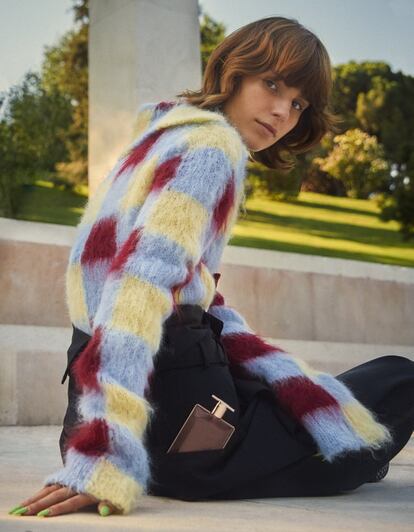 Chaqueta de mohair de Kenzo, pantalón de lana de Loewe y perfume Idôle, de Lancôme, con esencia de pétalo de rosa de Isparta, rosa centifolia y bergamota. Asistente de fotografía: Paula Méndez. Asistente de estilismo: Paula Garlina. Modelo: Sandra González Blanco.