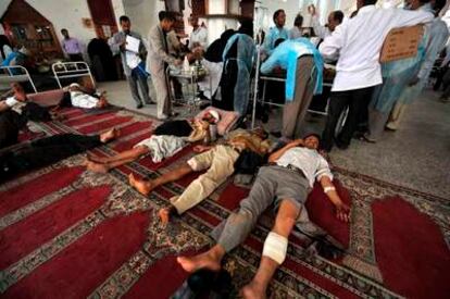 Opositores reciben asistencia médica en un hospital tras resultar heridos en un enfrentamiento entre militares desertores y fuerzas de seguridad leales al presidente yemení Ali Abdalá Saleh, en Saná, Yemen.