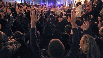 Cientos de indignados se concentran en las inmediaciones del Congreso de los Diputados el 9 de mayo de 2011.