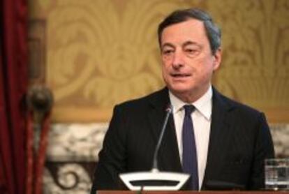 El presidente del Banco Central Europeo (BCE), Mario Draghi, pronuncia un discurso durante un servicio religioso por el economista italiano y expresidente del BCE, Curzio Giannini, en Roma (Italia), el martes 10 de diciembre de 2013. 