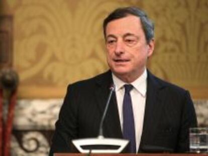 El presidente del Banco Central Europeo (BCE), Mario Draghi, pronuncia un discurso durante un servicio religioso por el economista italiano y expresidente del BCE, Curzio Giannini, en Roma (Italia), el martes 10 de diciembre de 2013. 