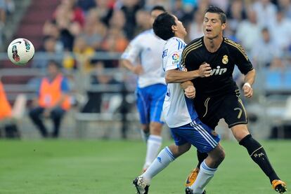 Pablo Barrero intenta frenar a Cristiano Ronaldo.