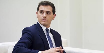 El líder de Ciudadanos, Albert Rivera, durante su reunión con el presidente del Gobierno en funciones, Pedro Sánchez, en el Palacio de la Moncloa.