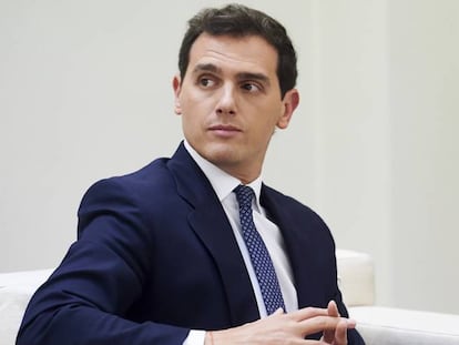 El líder de Ciudadanos, Albert Rivera, durante su reunión con el presidente del Gobierno en funciones, Pedro Sánchez, en el Palacio de la Moncloa. 