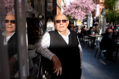 Manolo (75 años), votará a Ayuso en las próximas elecciones y es el dueño del bar La Tapa, ubicado en la Plaza de Tirso de Molina. 