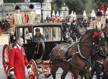 La primera dama de Francia, Carla Bruni, se dirige en carroza al castillo de Windsor.