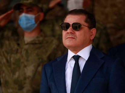 El primer ministro Abdelhamid Dabeiba, durante el acto de graduación de un grupo de cadetes en Trípoli este martes.