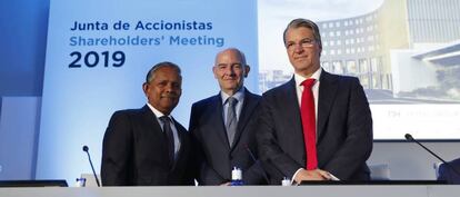  Dillip Rajakarier, consejero delegado de Minor; Ramón Aragonés, consejero delegado de NH, y Alfredo Fernández Agras, presidente del Consejo de NH. 