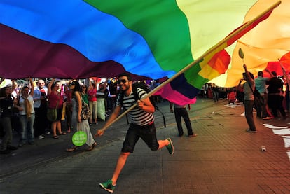 Un activista con la bandera del arcoris, ayer, en la celebracin del Orgullo en Estambul.