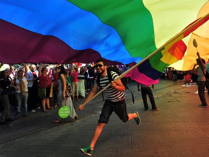 Un activista con la bandera del arcoíris, ayer, en la celebración del Orgullo en Estambul.