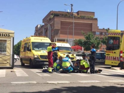 Facultativos del Summa atienden al octogenario en Torrejón de Ardoz.