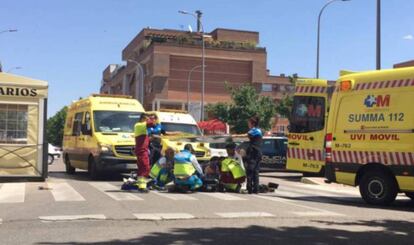 Facultativos del Summa atienden al octogenario en Torrejón de Ardoz.