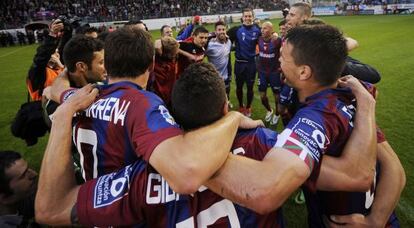 Los jugadores del Eibar celebran el ascenso a Primera