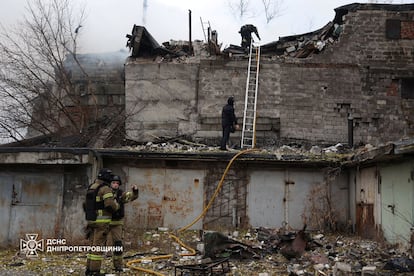 Los bomberos trabajaban el 21 de noviembre en Dnipró tras el ataque ruso con un misil de medio alcance, en una imagen de los servicios de emergencia ucranios.