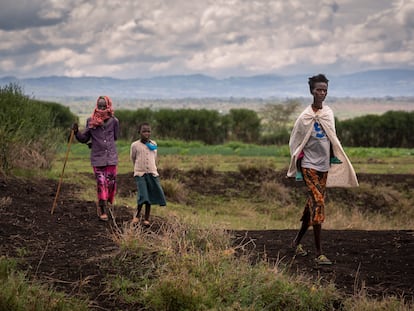 Tres personas llegan andando a la consulta médica en un centro médico móvil instalado en una zona rural de Isiolo, Kenia. La desnutrición es hoy uno de los principales problemas de salud del país.