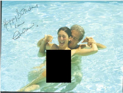 Jeffrey Epstein y Ghislaine Maxwell, desnudos en una foto incluida en el cuaderno de cumpleaños.