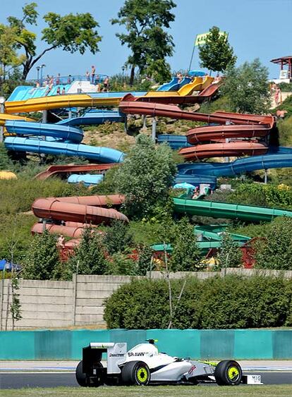 Este parque acuático ofrece la ventaja de poder disfrutar de la fórmula uno mientras esparas en la cola de alguna atracción. Sobre el trazado rueda el Brawn GP de Rubens Barrichello, con los toboganes de fondo.