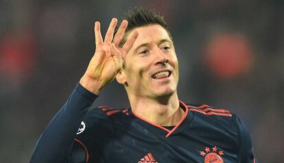 Lewandowski celebra sus cuatro goles al Estrella Roja.