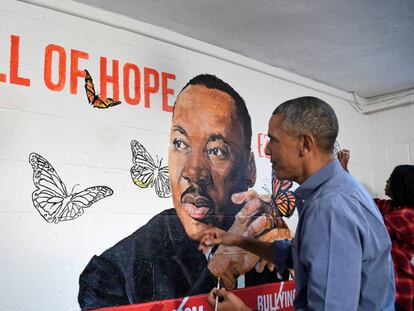 Obama pinta un mural de King este martes en Washington.