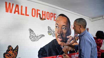 Obama pinta un mural de King este martes en Washington.