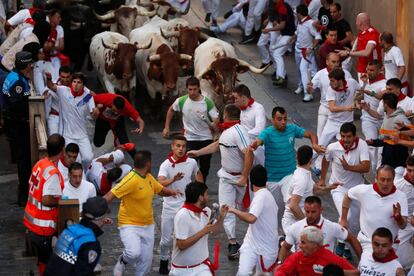 El encierro, que ha durado 2 minutos y 49 segundos, ha comenzado como siempre, a las ocho, desde los corrales de Santo Domingo. En el comienzo, la carrera ha seguido la tónica habitual de los últimos encierros, con los cabestros abriendo la carrera a fuerte ritmo ya desde el inicio.