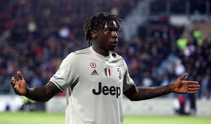 Moise Kean desafía a los hinchas del Cagliari.