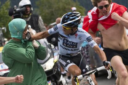 Contador aparta a un aficionado que le increpa durante la etapa.